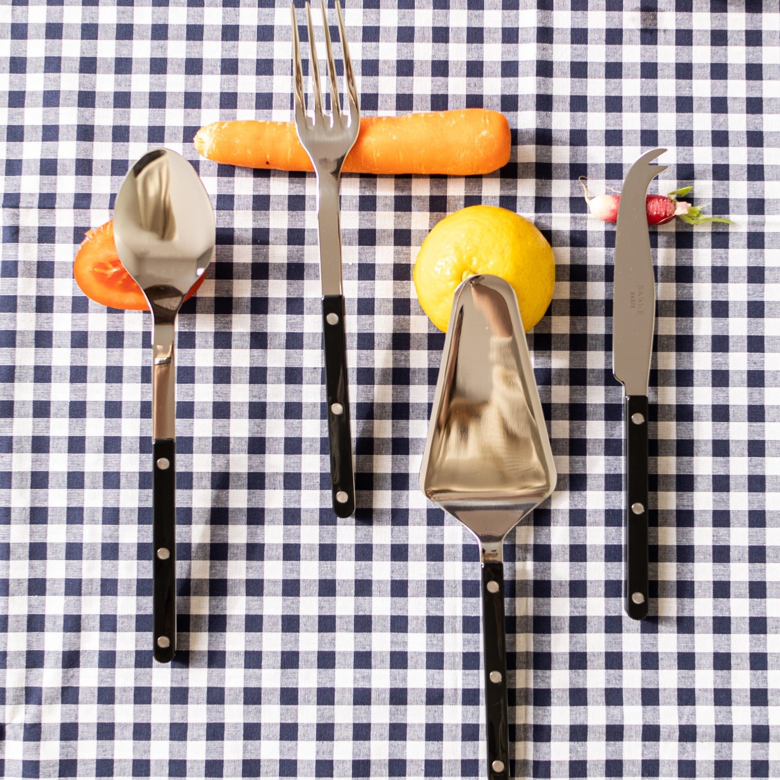 Bistrot Solid, Black - Box of 4 must-have serving pieces