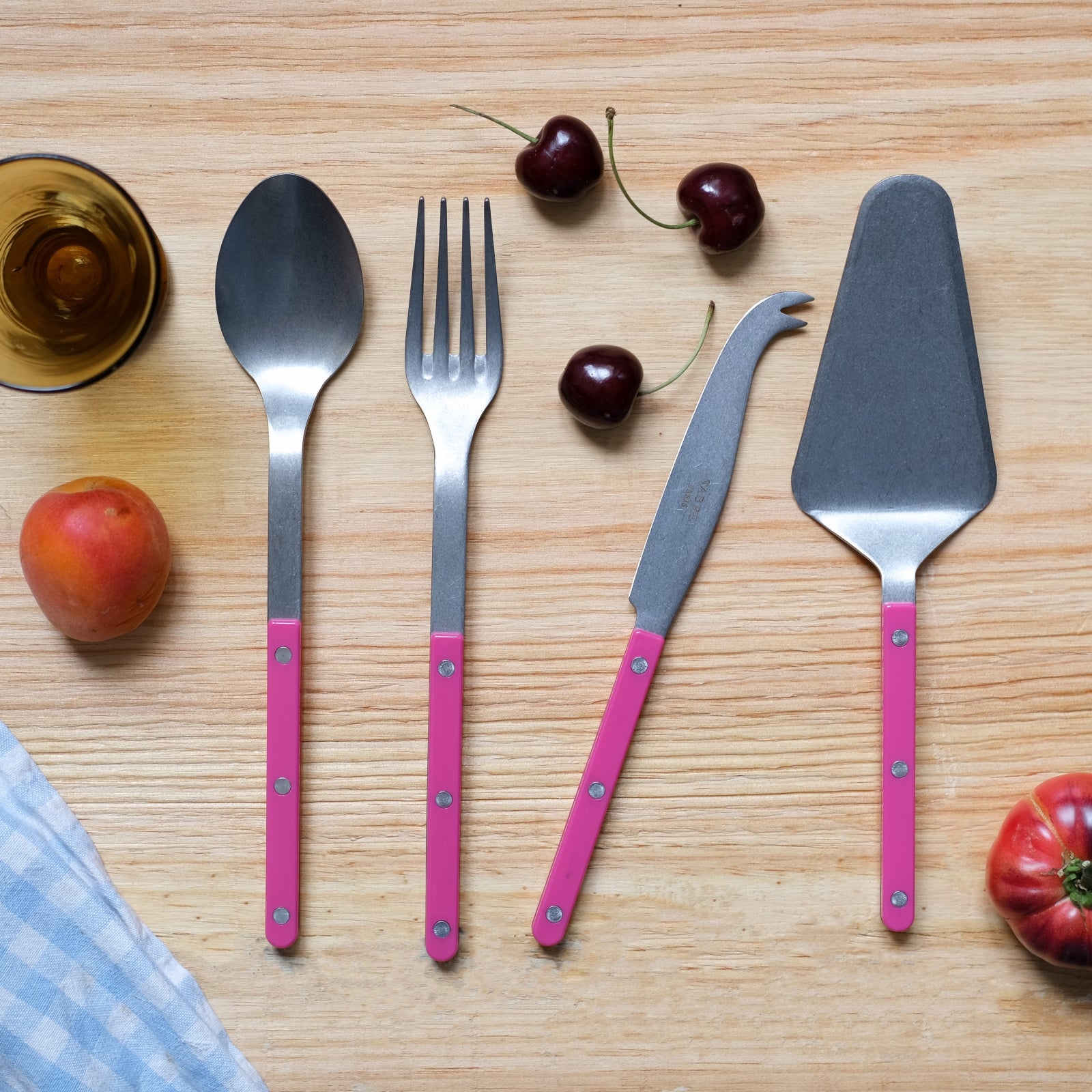 Bistrot Vintage Solid, Raspberry - Set of 4 Bistrot must-have serving pieces